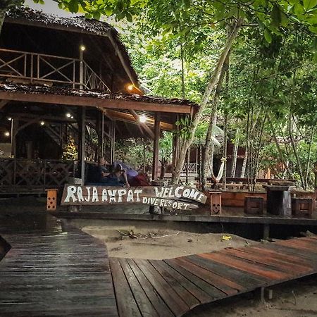 Raja Ampat Dive Resort Tapokreng Екстер'єр фото