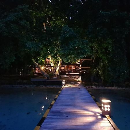 Raja Ampat Dive Resort Tapokreng Екстер'єр фото