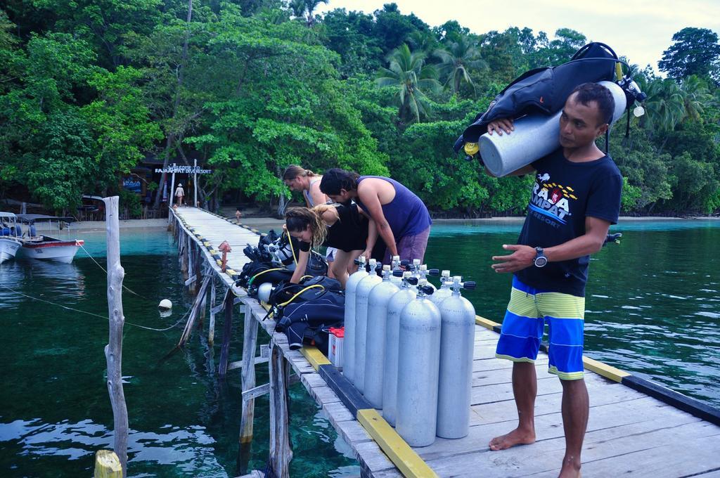 Raja Ampat Dive Resort Tapokreng Екстер'єр фото