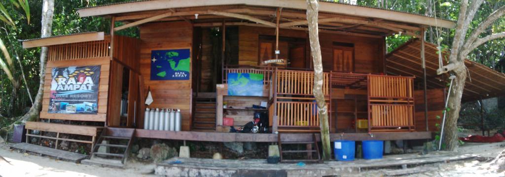 Raja Ampat Dive Resort Tapokreng Екстер'єр фото