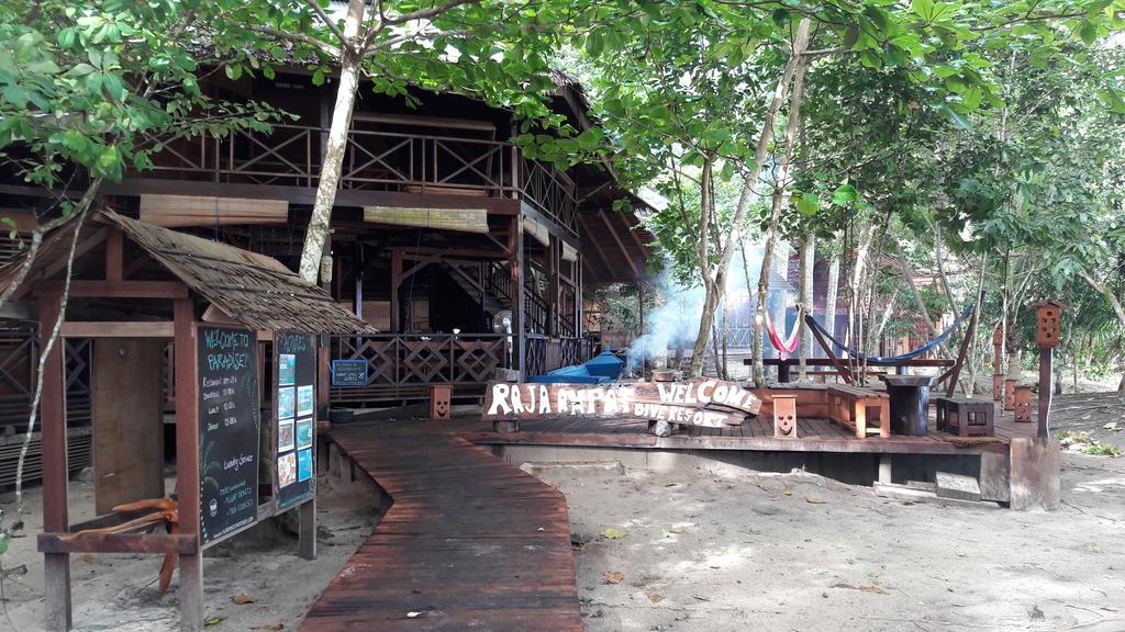Raja Ampat Dive Resort Tapokreng Екстер'єр фото