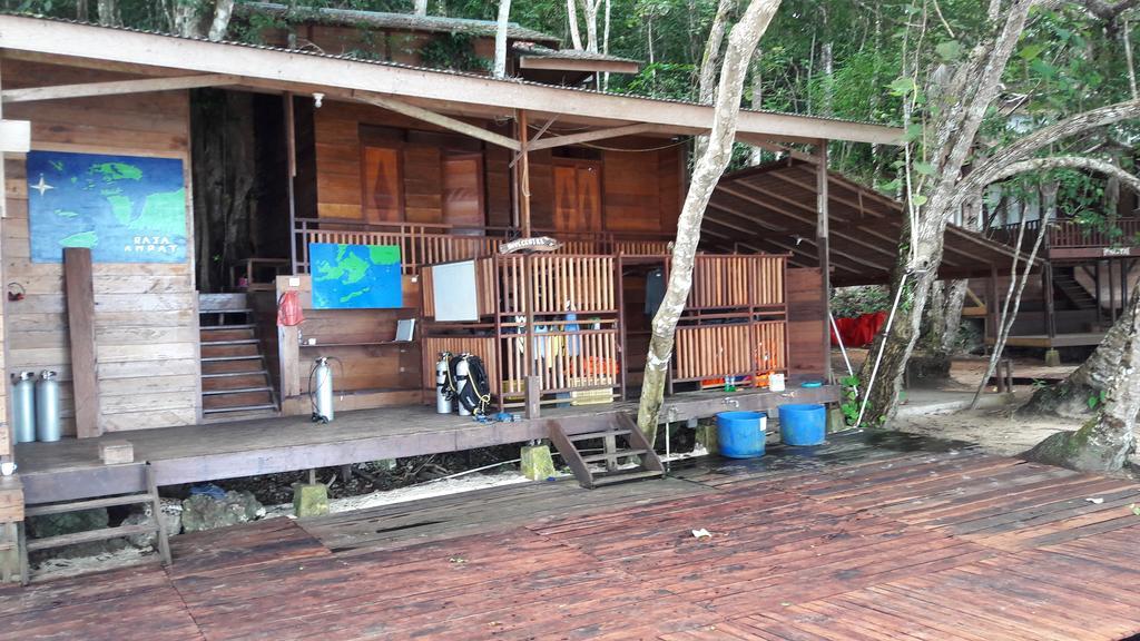 Raja Ampat Dive Resort Tapokreng Екстер'єр фото