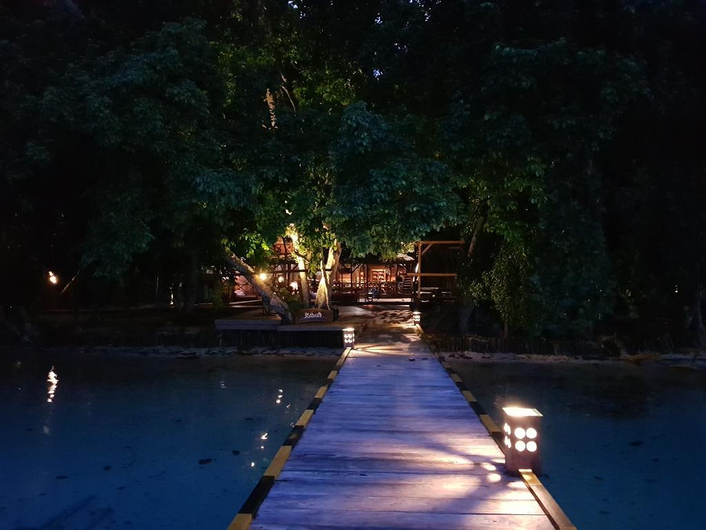 Raja Ampat Dive Resort Tapokreng Екстер'єр фото